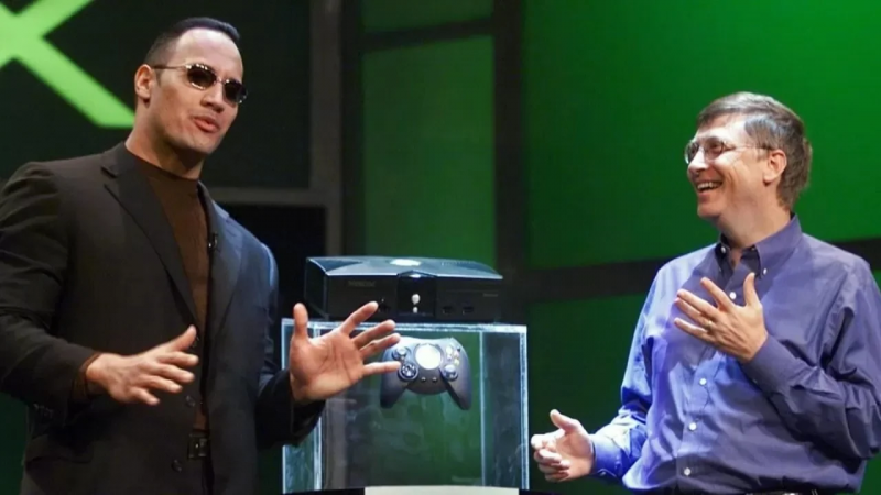 Bill Gates e Dwayne Johnson durante la presentazione della prima Xbox al CES del 2001.