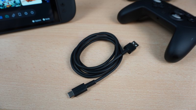 Il cavo USB-A/USB-C lo avremmo preferito molto più lungo