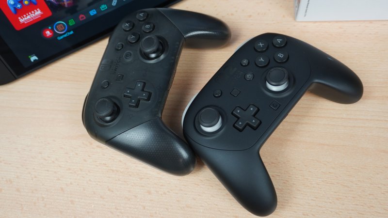 Nintendo Switch 2 Pro Controller, a destra, vicino al precedente modello
