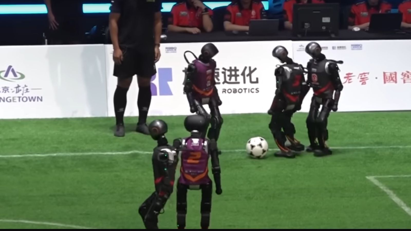 Robot giocano a calcio