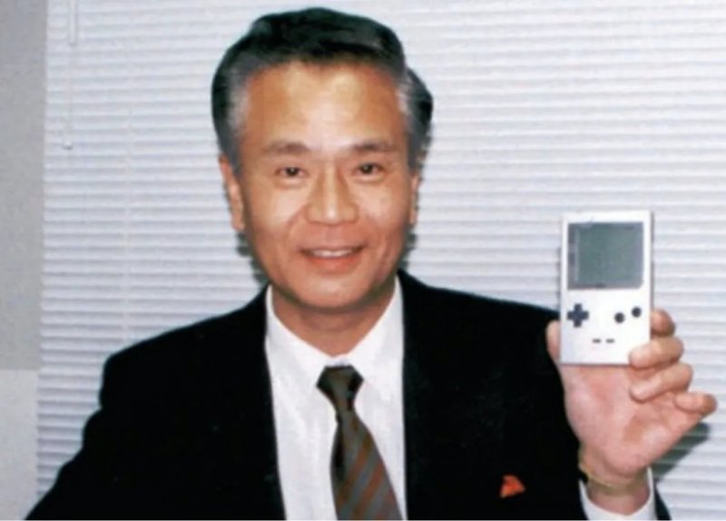 Gunpei Yokoi mostra il 'suo' Game Boy