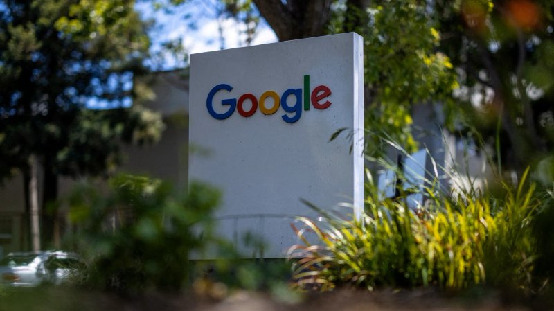 Un logo di Google visibile presso la struttura di ricerca dell'azienda a Mountain View, in California