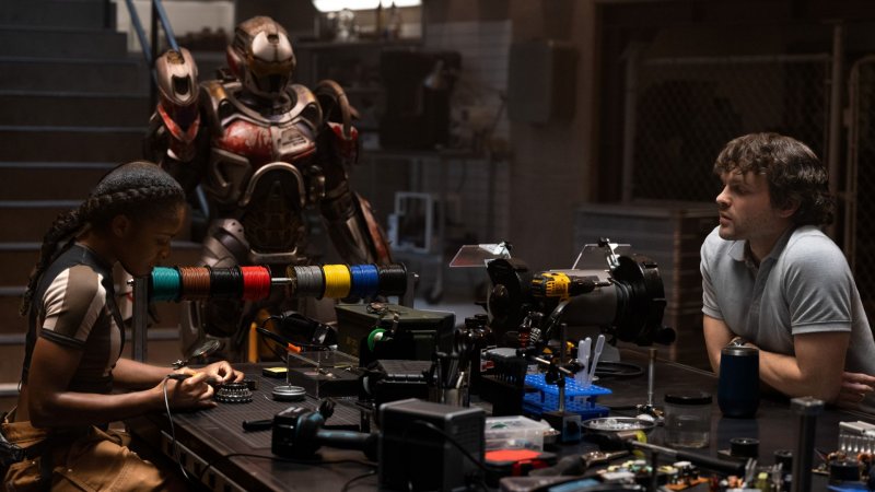 Dominique Thorne e Alden Ehrenreich in una scena di Ironheart