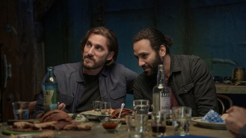 Luca Marinelli e Marwan Kenzari in una scena