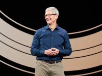 Tim Cook verso la presidenza di Apple: resterà al comando nonostante le difficoltà nel software e l’assenza di innovazione