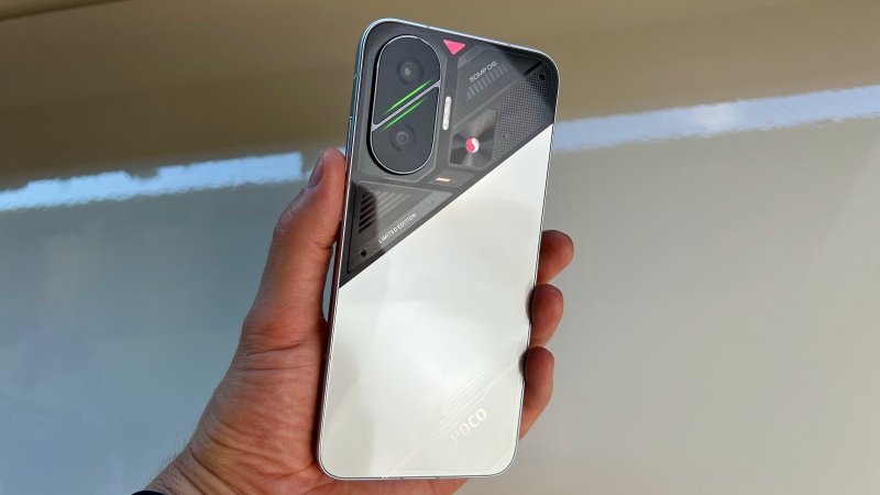 La versione Silver di POCO F7 ha un design quasi da gaming phone La versione Silver di POCO F7 ha un design quasi da gaming phone