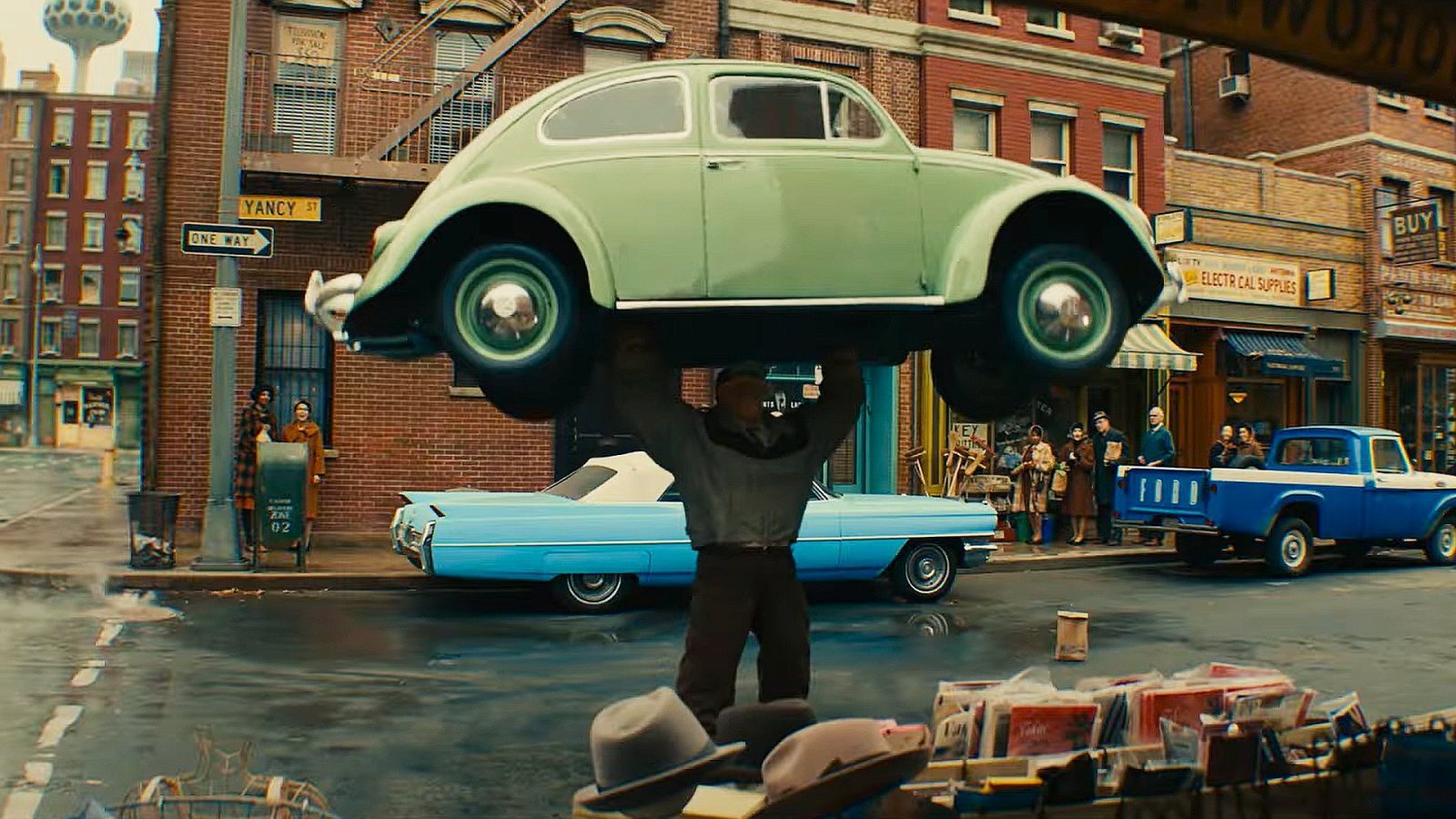 La Cosa solleva un'auto nell'ultimo teaser de I Fantastici Quattro: Gli Inizi