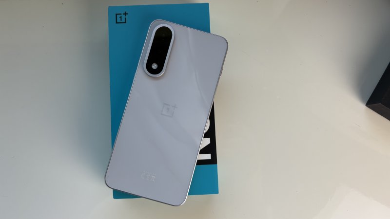 Il design è un po' privo di personalità, e l'isola della fotocamera ha una forma poco accattivante