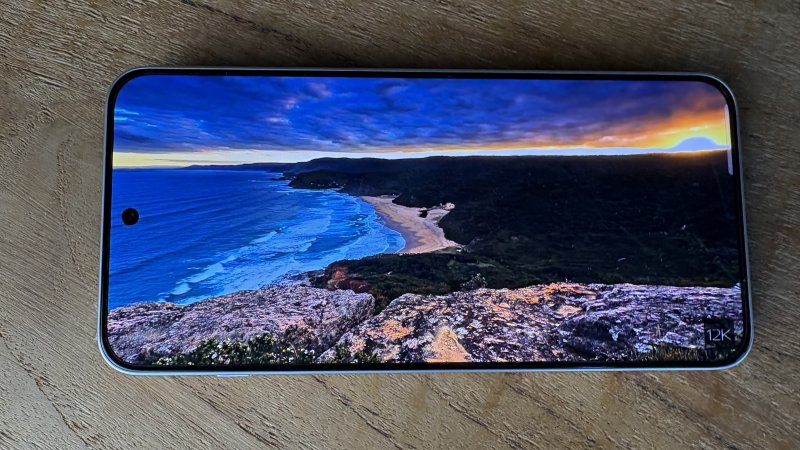 Il display è buono sebbene la luminosità non sia altissima