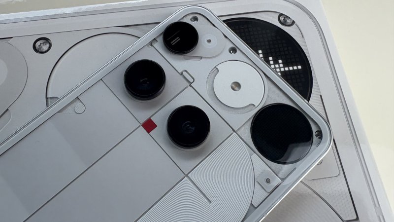 Le tre fotocamere e il display Glyph