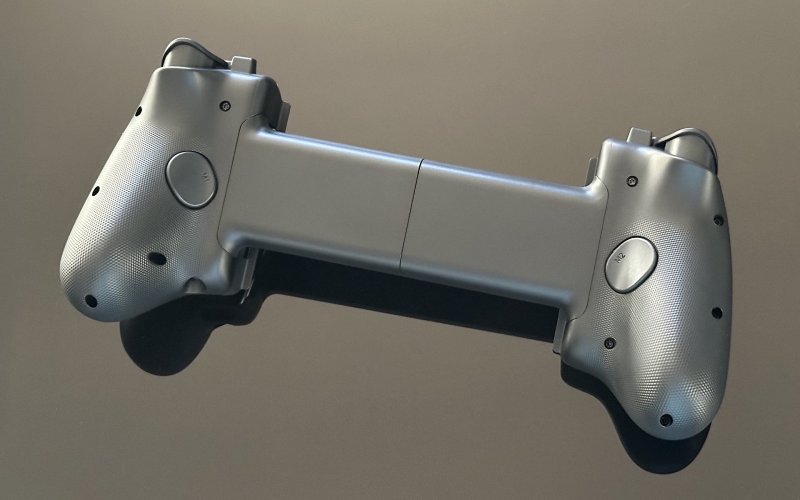 Il retro del Razer Kishi V3 Pro rivela la presenza dei nuovi pulsanti extra posteriori