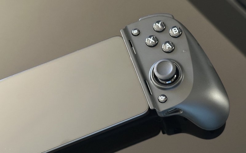 Nella parte inferiore destra del Razer Kishi V3 Pro si nota il passtrough USB-C