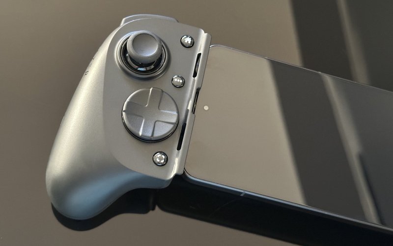 Lo stick sinistro e il d-pad del Razer Kishi V3 Pro