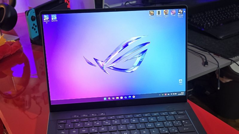 Il display ROG Nebula con tecnologia OLED ha un picco di luminosità dichiarato di 500 nit Il display ROG Nebula con tecnologia OLED ha un picco di luminosità dichiarato di 500 nit