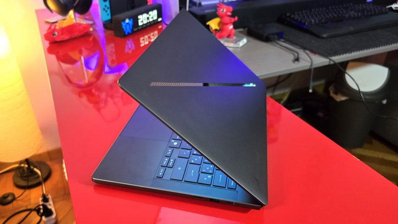 Il case unibody di ROG Zephyrus G14 2025 è completamente in lega di alluminio Il case unibody di ROG Zephyrus G14 2025 è completamente in lega di alluminio