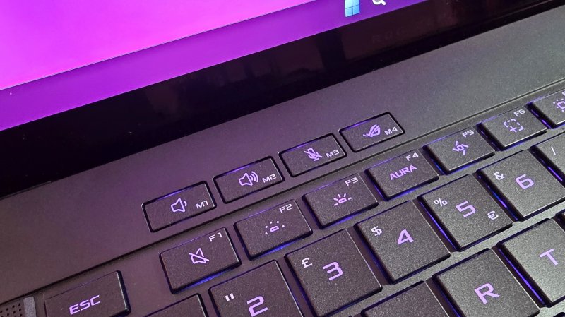 Tornano i tasti speciali di ROG Zephyrus G14 2025, nella parte alta della tastiera Tornano i tasti speciali di ROG Zephyrus G14 2025, nella parte alta della tastiera