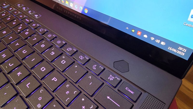 La tastiera RGB è impreziosita dal tasto di accensione in vetro rinforzato La tastiera RGB è impreziosita dal tasto di accensione in vetro rinforzato