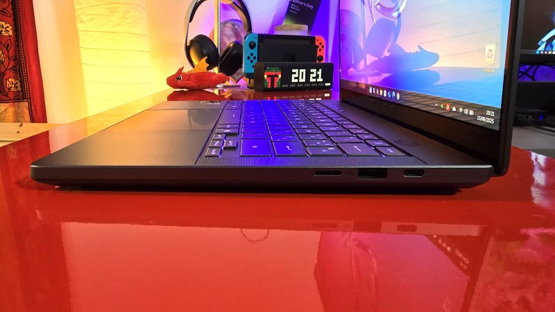 La connettività wireless è garantita dal supporto a Wi-Fi 7 e Bluetooth 5.4 La connettività wireless è garantita dal supporto a Wi-Fi 7 e Bluetooth 5.4