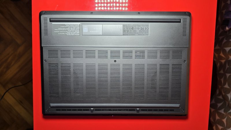 Il nuovo sistema di raffreddamento prevede una ventola aggiuntiva e heatpipe molto più grandi del modello precedente Il nuovo sistema di raffreddamento prevede una ventola aggiuntiva e heatpipe molto più grandi del modello precedente