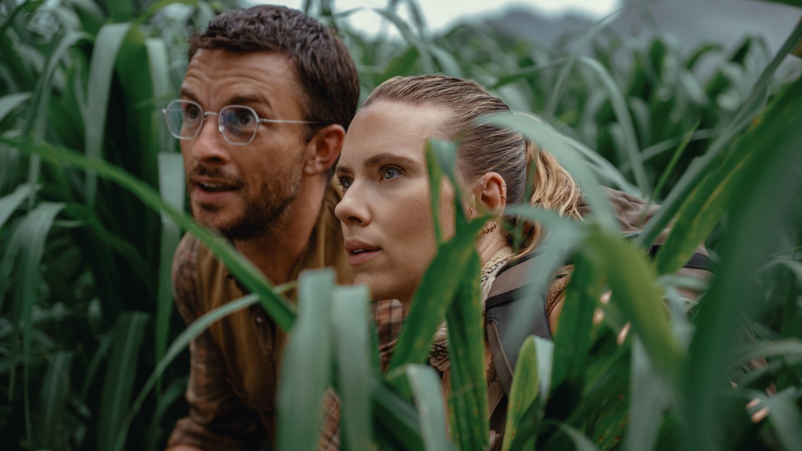 Jonathan Bailey e Scarlett Johansson in Jurassic World: La Rinascita