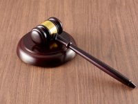 Google sotto accusa: gli editori denunciano l'azienda per AI Overviews, l’UE indaga su possibile abuso