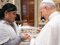 Papa Leone XIV ha firmato per la prima volta una carta Pokémon di Popplio, scatenando l'ilarità su internet