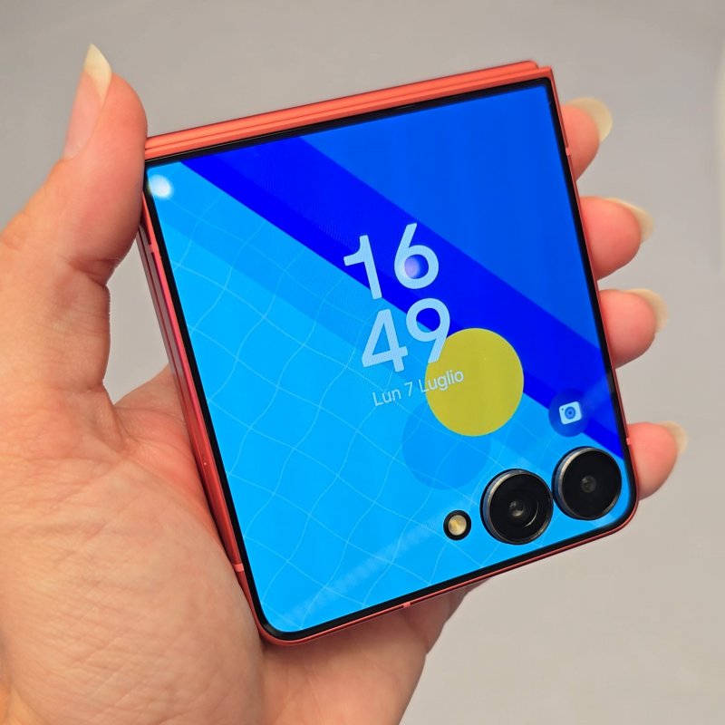 Samsung Galaxy Z Flip7 ha uno schermo esterno full display