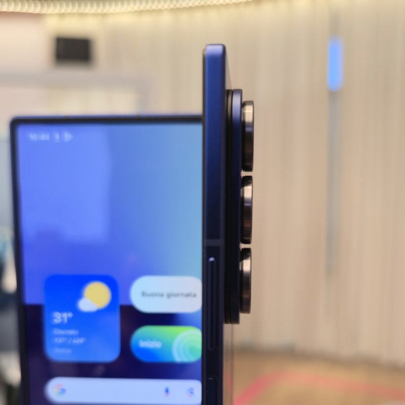 Nonostante il profilo sottile, Galazy Z Fold7 alla mano trasmette solidità