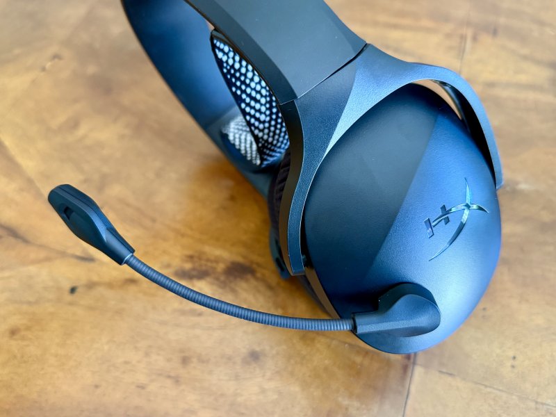 L'asta del microfono delle HyperX Cloud Jet non stona affatto con il resto del design di queste cuffie da gaming L'asta del microfono delle HyperX Cloud Jet non stona affatto con il resto del design di queste cuffie da gaming