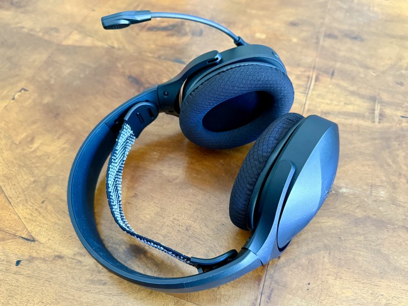 Il design delle HyperX Cloud Jet si adatta all'ufficio, alla scrivania da gaming o al salotto Il design delle HyperX Cloud Jet si adatta all'ufficio, alla scrivania da gaming o al salotto