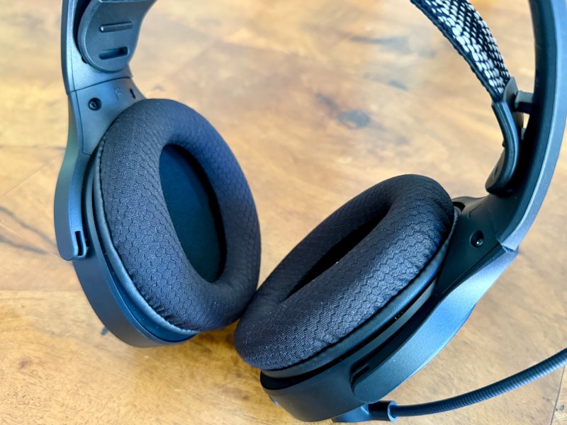 I padiglioni delle HyperX Cloud Jet sono ricoperti da un materiale sintetico ruvido non proprio piacevole al tatto I padiglioni delle HyperX Cloud Jet sono ricoperti da un materiale sintetico ruvido non proprio piacevole al tatto