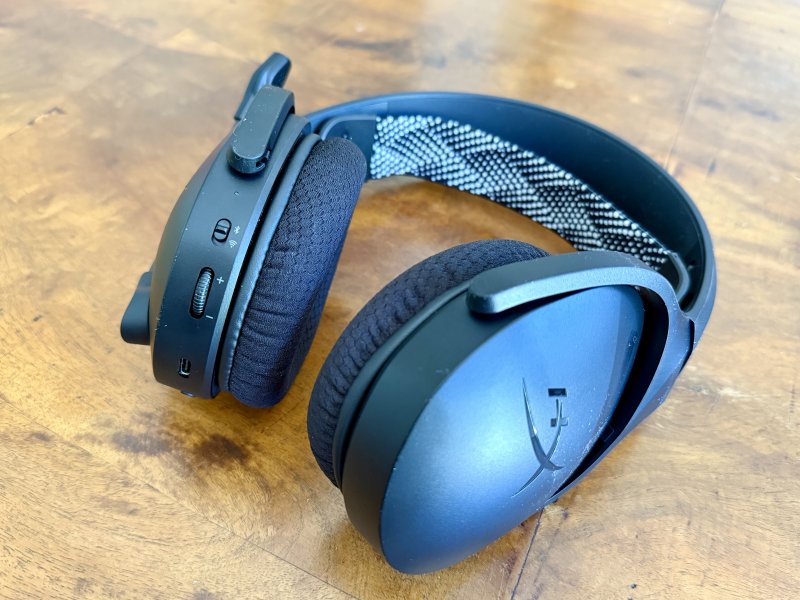 I comandi di regolazione sul padiglione sinistro delle HyperX Cloud Jet sono facili da raggiungere I comandi di regolazione sul padiglione sinistro delle HyperX Cloud Jet sono facili da raggiungere