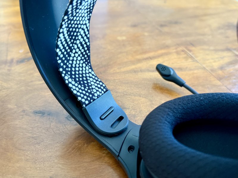 Ci sono poche regolazioni della fascia elastica dell'archetto delle HyperX Cloud Jet Ci sono poche regolazioni della fascia elastica dell'archetto delle HyperX Cloud Jet