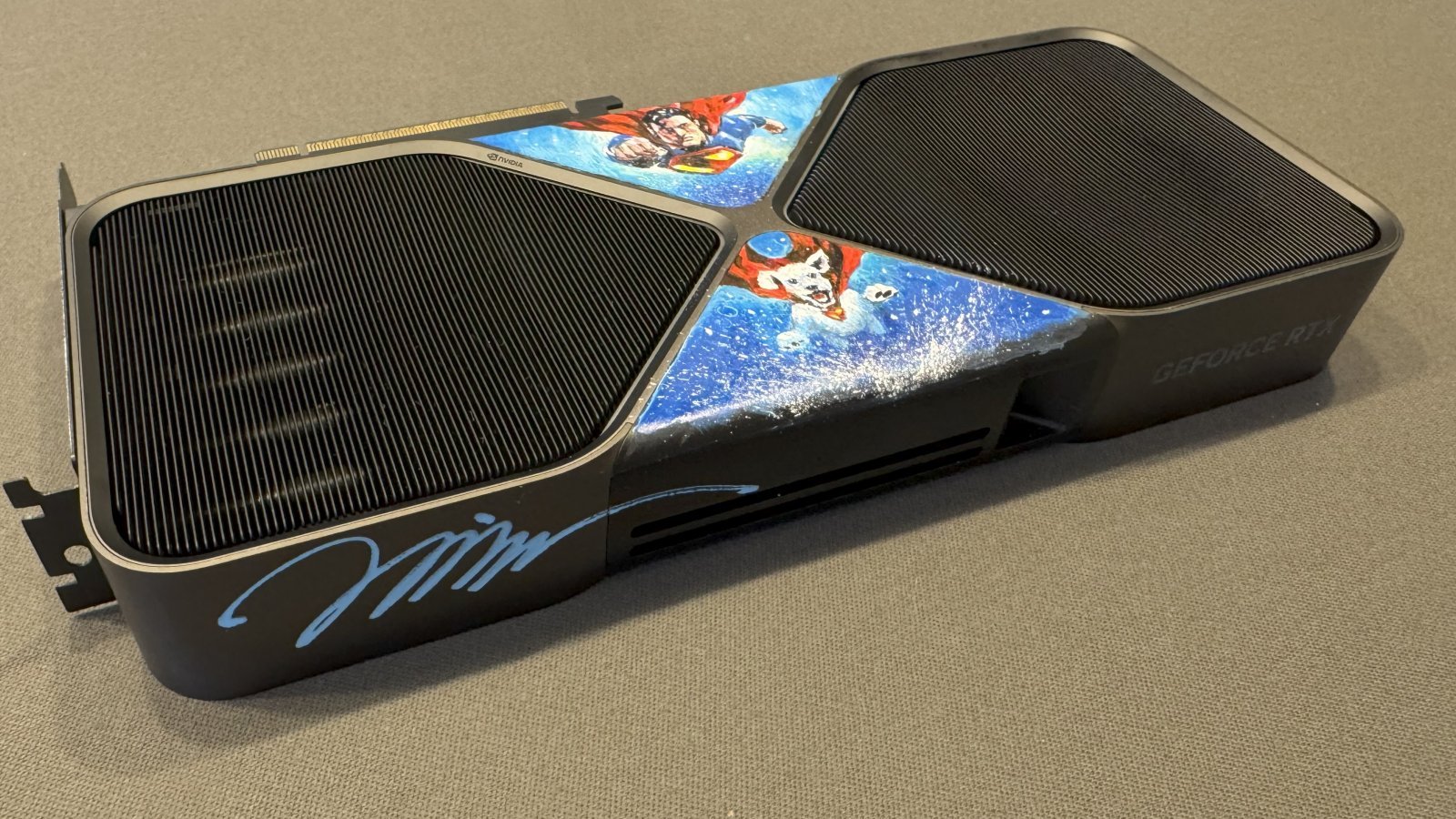 La GPU NVIDIA GeForce RTX 5090 Founders Edition dipinta da Jim Lee
