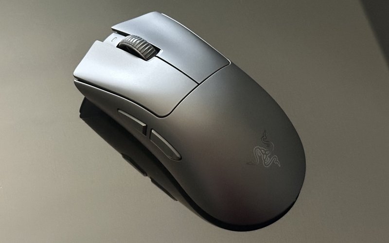 Il design del Razer DeathAdder V4 Pro riprende quello del modello precedente, ma con alcune piccole differenze Il design del Razer DeathAdder V4 Pro riprende quello del modello precedente, ma con alcune piccole differenze