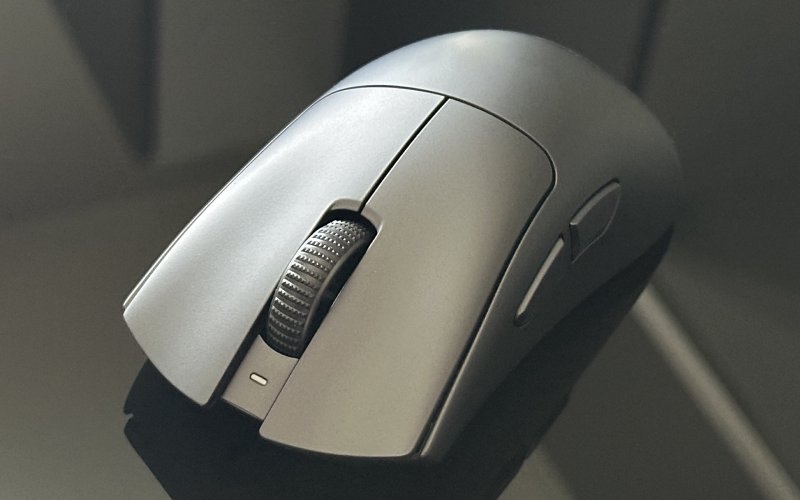 Il Razer DeathAdder V4 Pro visto di fronte, con il dettaglio dello scroller e l'unica spia LED Il Razer DeathAdder V4 Pro visto di fronte, con il dettaglio dello scroller e l'unica spia LED