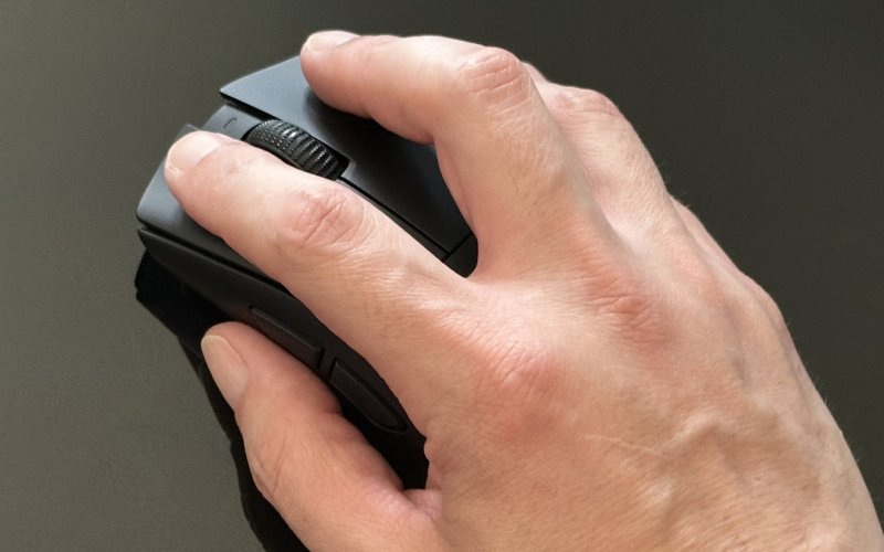 Il Razer DeathAdder V4 Pro impugnato Il Razer DeathAdder V4 Pro impugnato