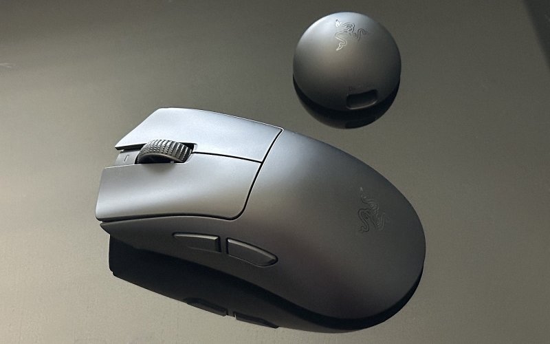 Il Razer DeathAdder V4 Pro con il novo dongle semisferico Il Razer DeathAdder V4 Pro con il novo dongle semisferico