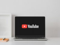 YouTube: cambiano le regole dal 15 luglio, freni ai video generati dall'IA e monetizzazione a rischio