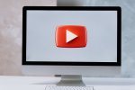 YouTube sperimenta un nuovo look per i video: design molto simile al Liquid Glass di Apple - Notizia