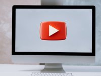 YouTube sperimenta un nuovo look per i video: design molto simile al Liquid Glass di Apple