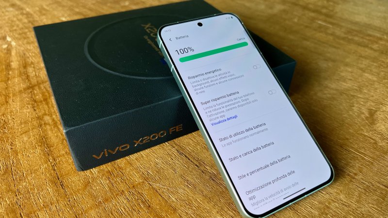 Per essere così compatto, VIVO X200 FE ha una batteria molto capiente Per essere così compatto, VIVO X200 FE ha una batteria molto capiente