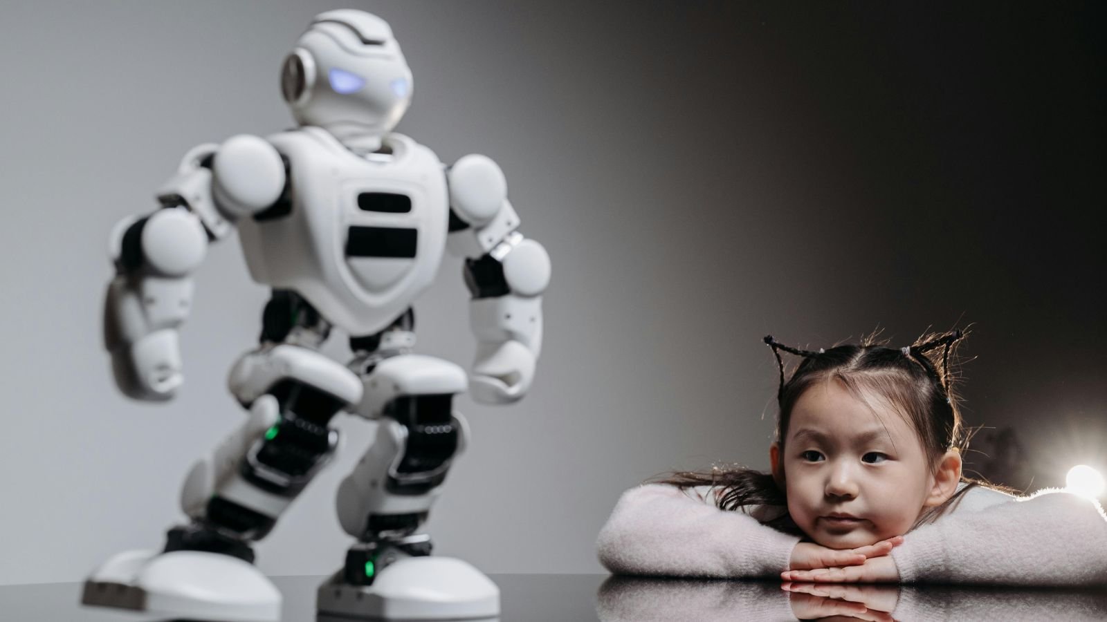 Bambina con robot umanoide