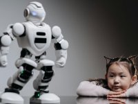 Sempre più bambini instaurano dei legami emotivi con i chatbot: quali sono i rischi e cosa succede?