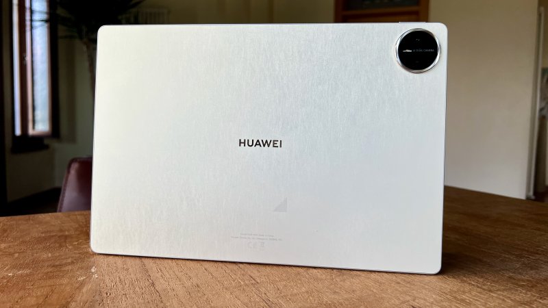Huawei MatePad Pro 13.2 vanta materiali di qualità e peso e spessore tutto sommato contenuti Huawei MatePad Pro 13.2 vanta materiali di qualità e peso e spessore tutto sommato contenuti