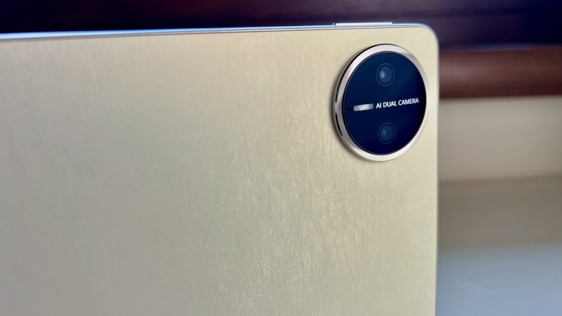 Un dettaglio del modulo fotocamere posteriore di Huawei MatePad Pro 13.2 Un dettaglio del modulo fotocamere posteriore di Huawei MatePad Pro 13.2