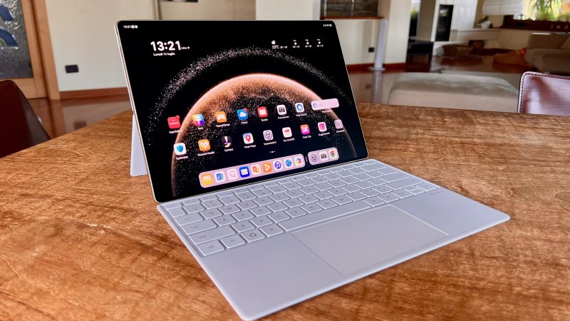 Huawei MatePad Pro 13.2 con la Smart Magnetic Keyboard in dotazione Huawei MatePad Pro 13.2 con la Smart Magnetic Keyboard in dotazione