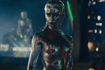 Il cosplay di Silver Surfer in body paint di missbrisolo torreggia sulla donna invisibile di candylion - Notizia