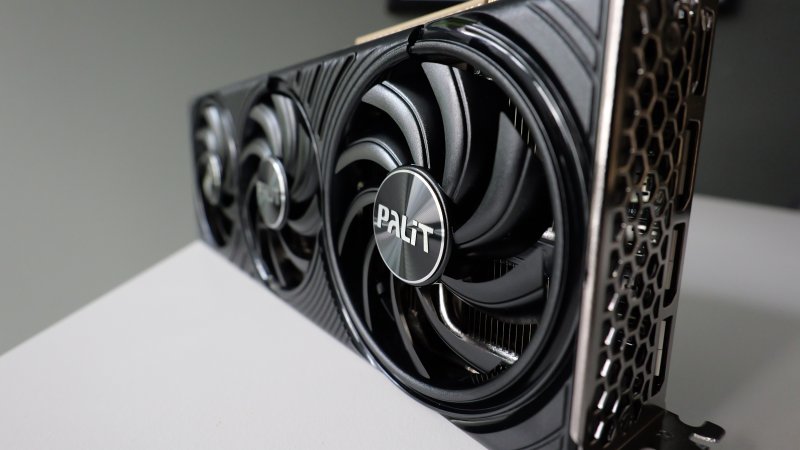 Il design di Palit GeForce RTX 5060 Ti Infinity 3 richiama le linee iconiche dell'azienda taiwanese Il design di Palit GeForce RTX 5060 Ti Infinity 3 richiama le linee iconiche dell'azienda taiwanese