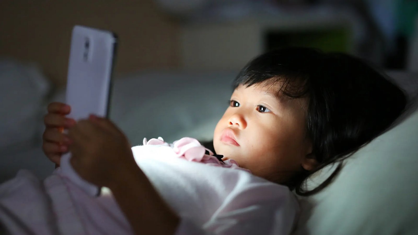 Bambino con smartphone